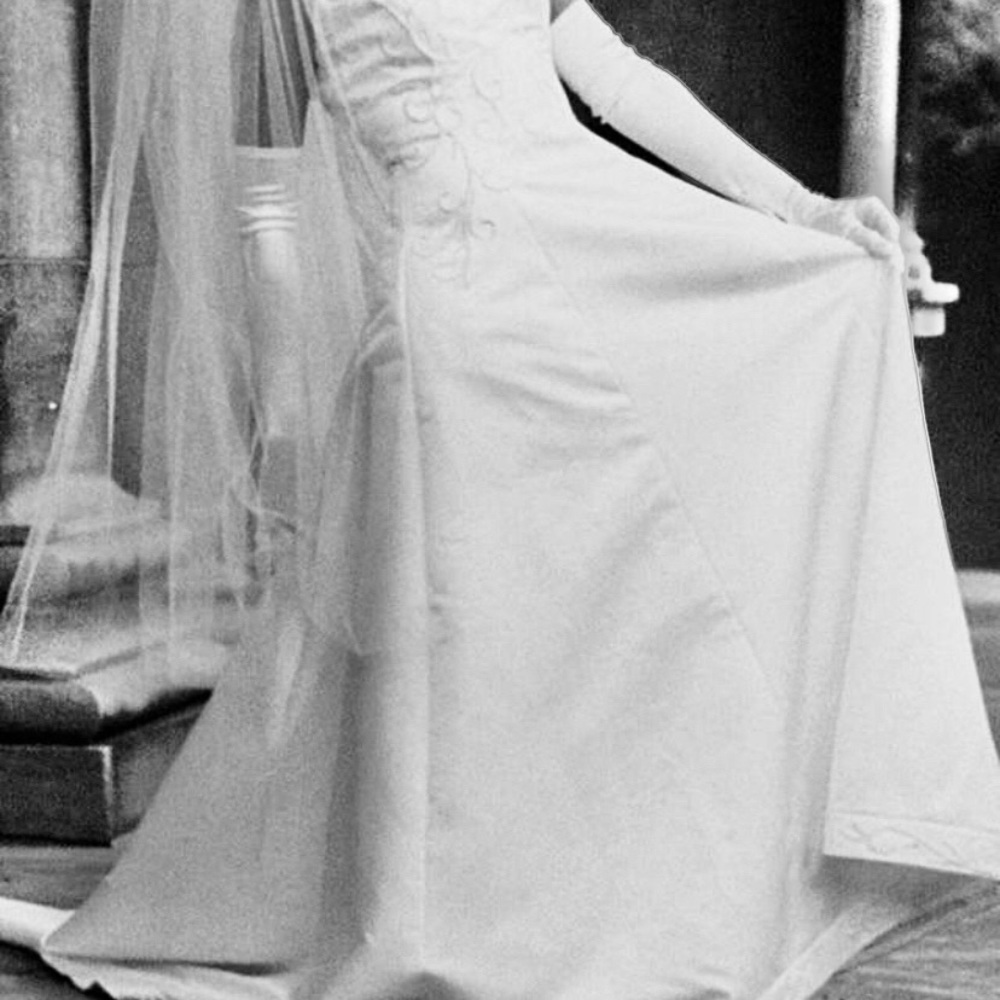 Wedding Dress size 6-8, white, Sposabella boutique